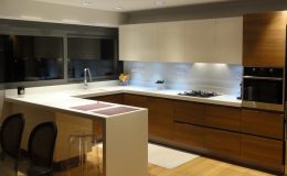 Κουζίνα σπιτιού σε χρώματα του ξύλου και κρυφό φωτισμό