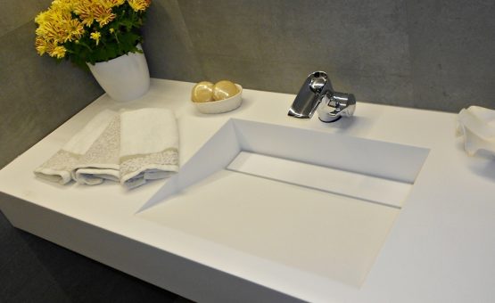 Νιπτήρας μπάνιου λευκού χρώματος