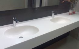 Διπλός νιπτήρας μπάνιου με μεγάλο καθρέπτη για επαγγελματικούς χώρους